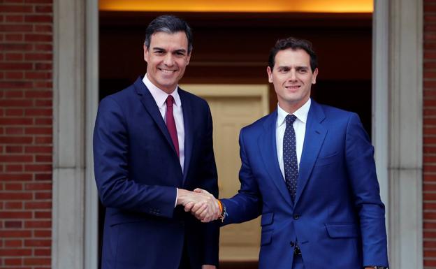 El presidente del Gobierno en funciones, Pedro Sánchez, recibe en la Moncloa al líder de Ciudadanos, Albert Rivera.