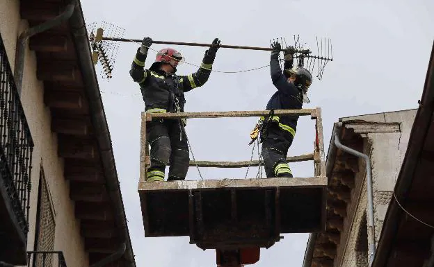 Bomberos de Peñafiel retiran una antena de un tejado afectado por el viento 