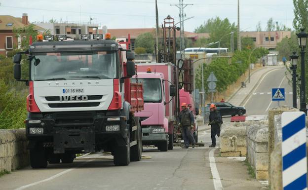 Imagen principal - Los técnicos de la Consejería de Fomento de la Junta trabajan desde el lunes en el puente de Cabezón de Pisuerga. 