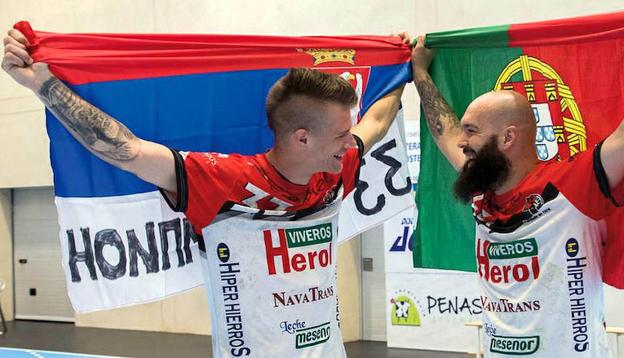 Brakocevic y Filipe Martins, con las banderas de sus países.