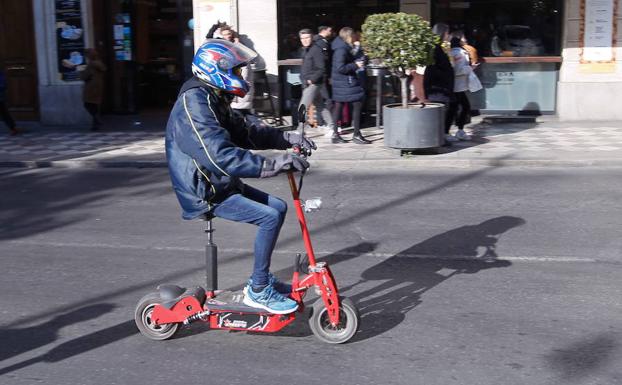 Patinete eléctrico con asiente, un modelo sobre el que la legislación es muy dispersa y variada de ciudad a ciudad.