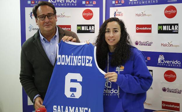 Jorge Recio posa con Silvia Domínguez en la rueda de prensa de la renovación con el CB Avenida. 