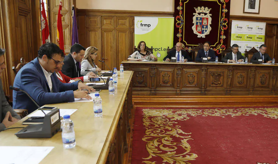 El alcalde de Palencia y presidente de la FRMP, preside la reunión en el salón de plenos del Ayuntamiento. 