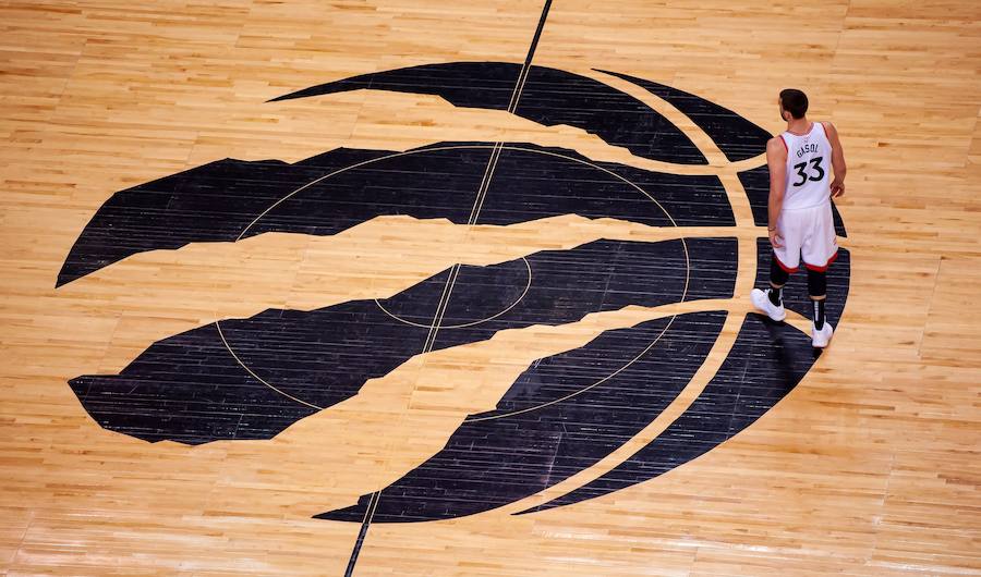 Marc Gasol, en el centro de la cancha de los Raptors. 