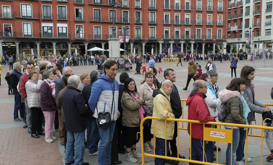 Degustación popular del dulce de la corona de San Pedro Regalado en la Plaza Mayor con motivo de las fiestas del patrón