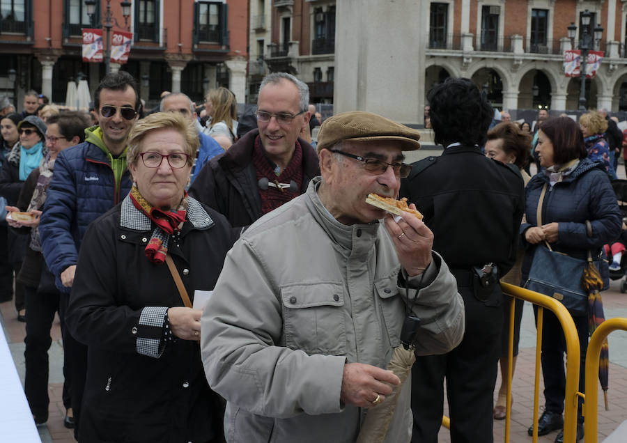 Degustación popular del dulce de la corona de San Pedro Regalado en la Plaza Mayor con motivo de las fiestas del patrón
