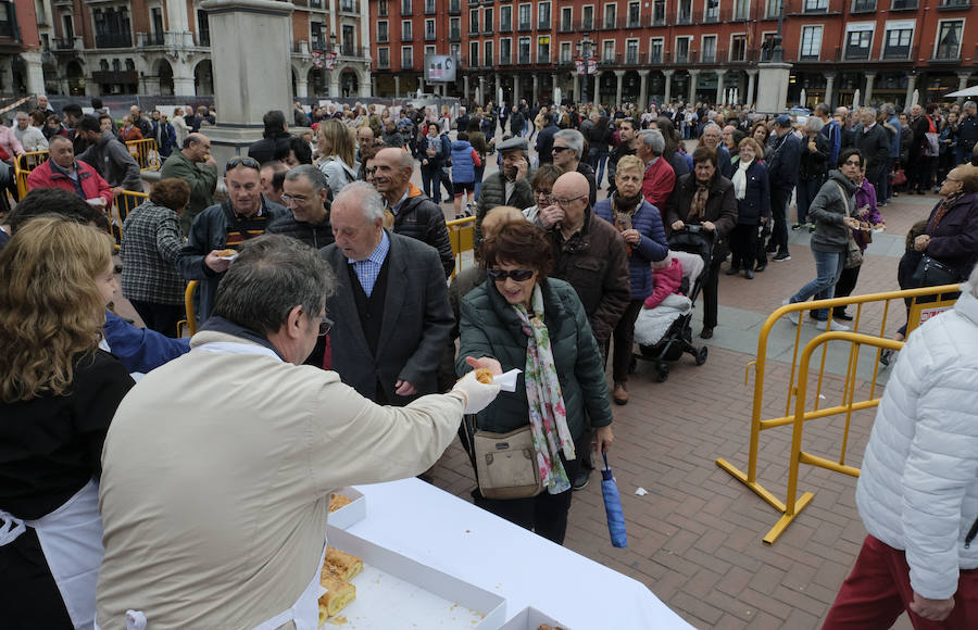 Degustación popular del dulce de la corona de San Pedro Regalado en la Plaza Mayor con motivo de las fiestas del patrón