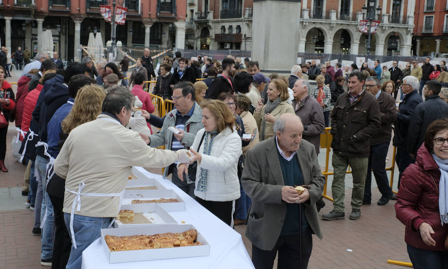Degustación popular del dulce de la corona de San Pedro Regalado en la Plaza Mayor con motivo de las fiestas del patrón