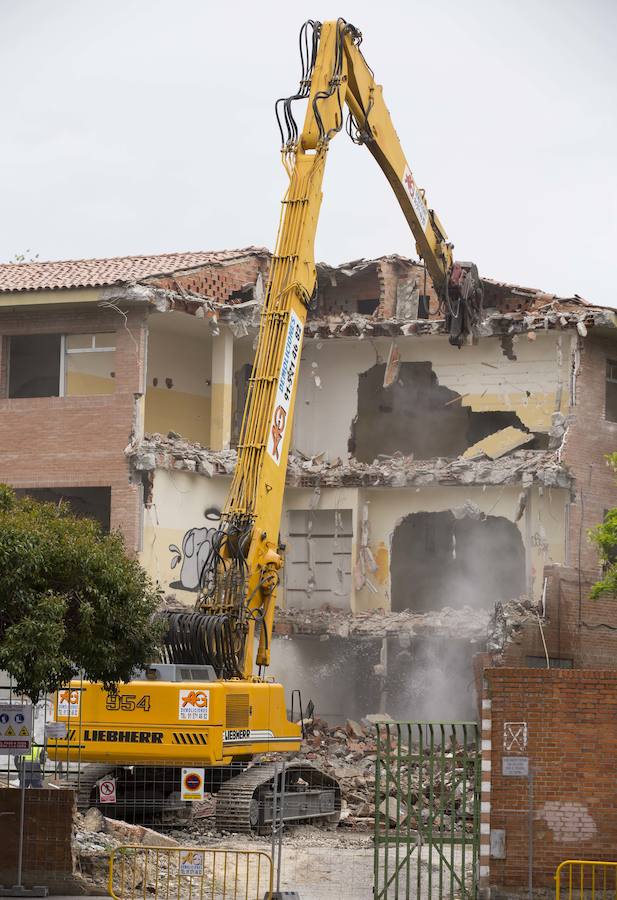 Una máquina retroexcavadora ha iniciado el derribo del antiguo Instituto Santa Teresa en Valladolid.