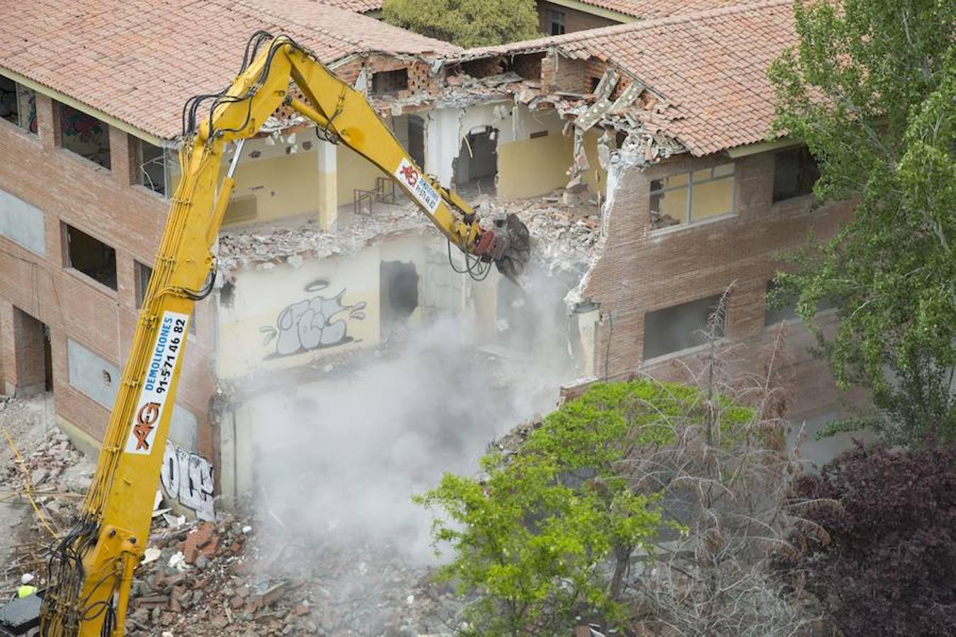 Una máquina retroexcavadora ha iniciado el derribo del antiguo Instituto Santa Teresa en Valladolid.