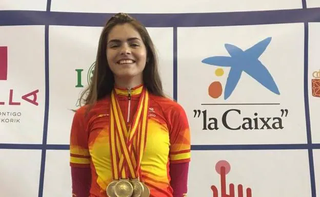 Jimena de Roa, posa con las medallas del Campeonato de España de pista.