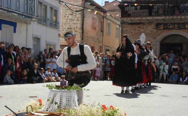 Una de las actuaciones del grupo de danza local, que cuenta con sección de niños, jóvenes y adultos. 