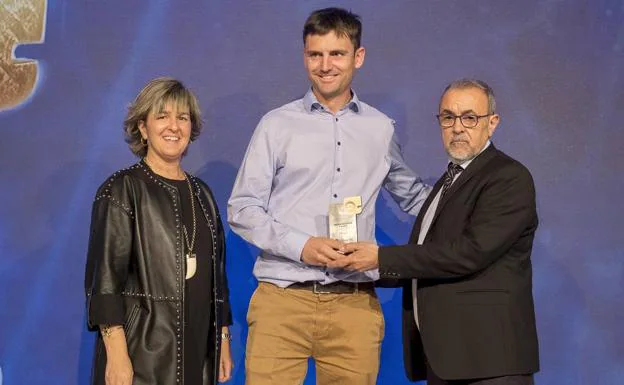Charo López, directora de Marketing de ElNorte de Castilla, entrega el premio a Ignacio Lanao y Roberto González.