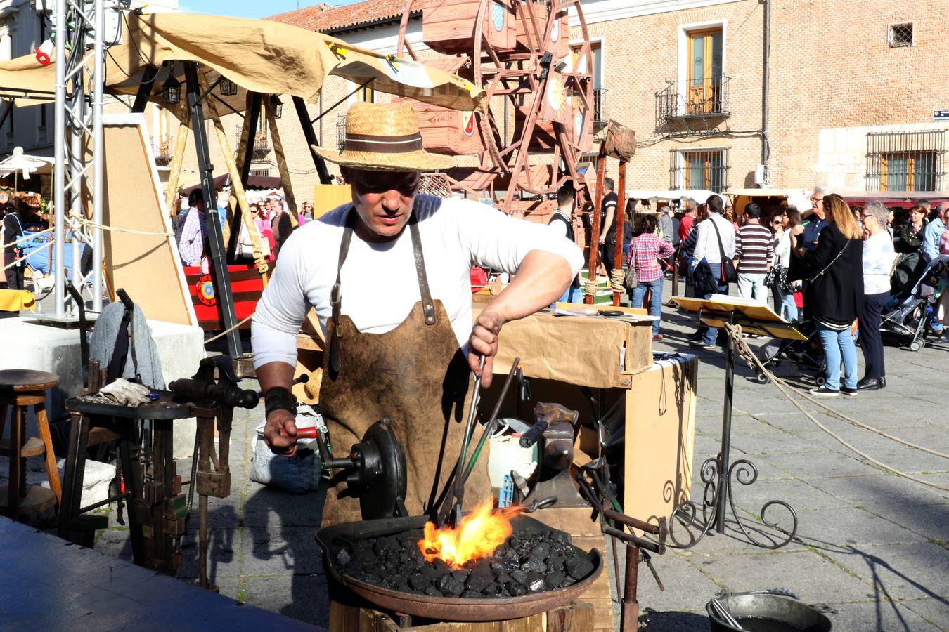 Cien puestos ambientados con la estética castellana del siglo XIX participan en esta edición, donde se podrán encontrar gran variedad de productos artesanos y de alimentación