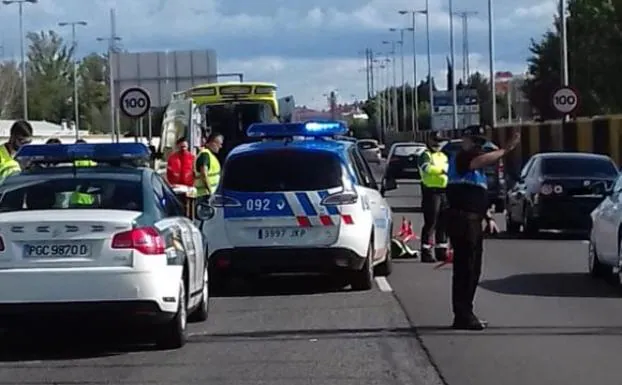 La policía regula el tráfico en el lugar del accidente en la carretera de Madrid, donde se ha cortado un carril. 