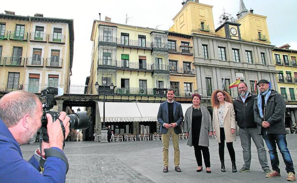 Pablo Pérez Coronado (PP), Clara Luquero (PSOE), Noemí Otero (Cs), Cosme Aranguren (Centrados) y Ángel Galindo (IU) posan para el fotógrafo Óscar Costa, ayer, en la Plaza Mayor. 