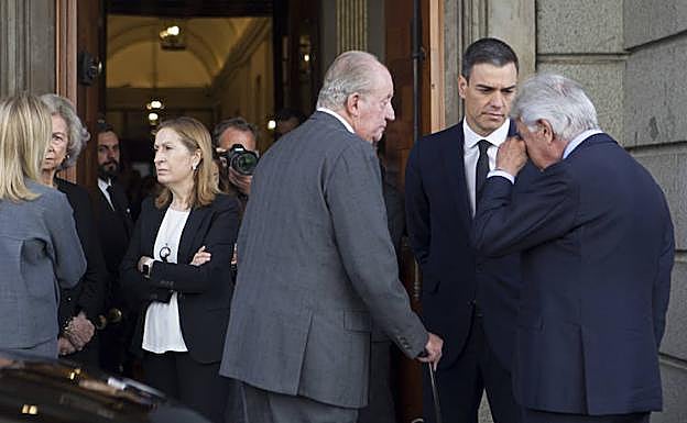 Imagen principal - Rubalcaba recibe un adiós multitudinario y emocionado