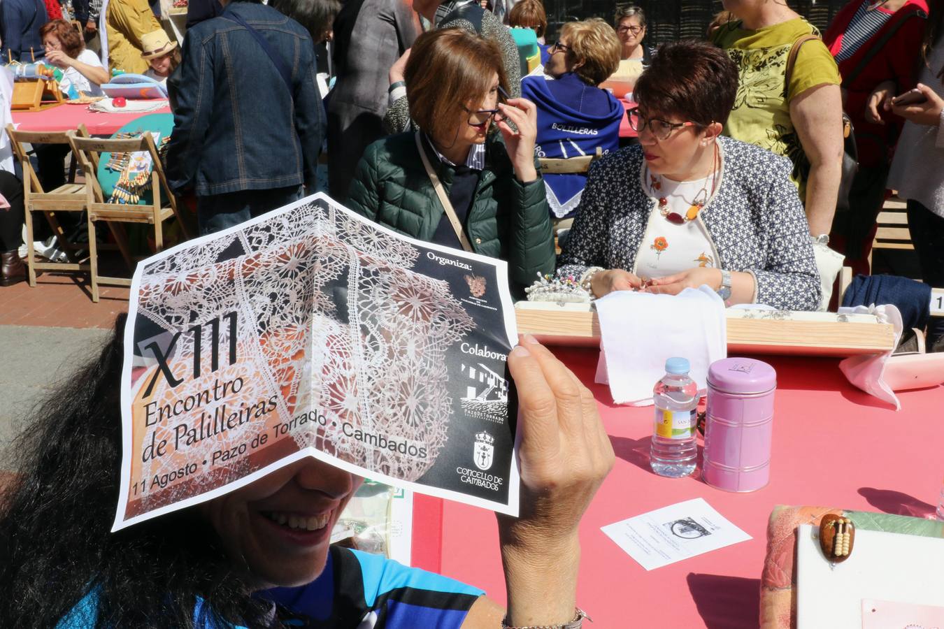Fotos: Tercer encuentro de bolillos y vainicas en la Plaza Mayor de Valladolid
