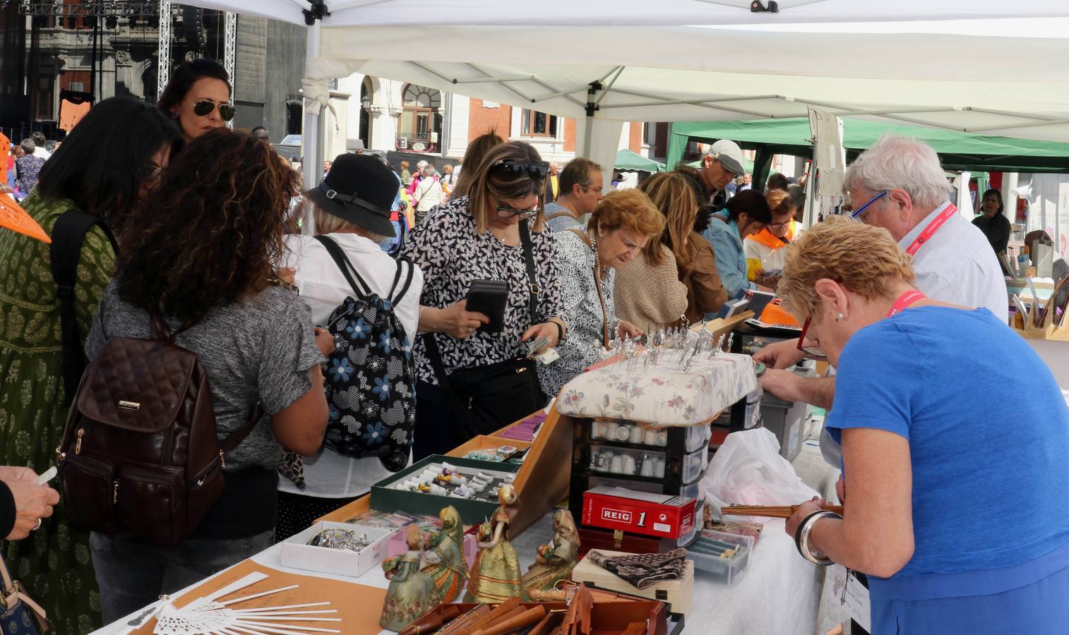 Fotos: Tercer encuentro de bolillos y vainicas en la Plaza Mayor de Valladolid