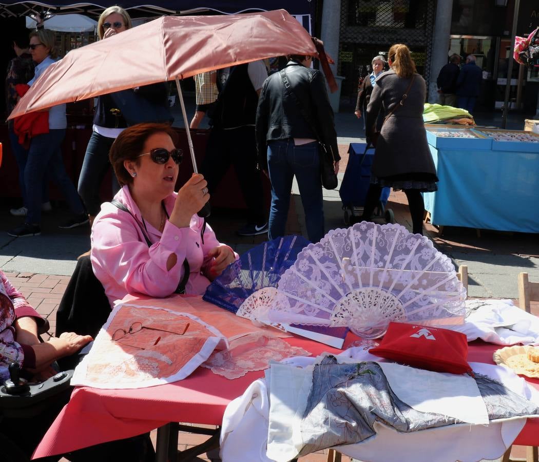 Fotos: Tercer encuentro de bolillos y vainicas en la Plaza Mayor de Valladolid