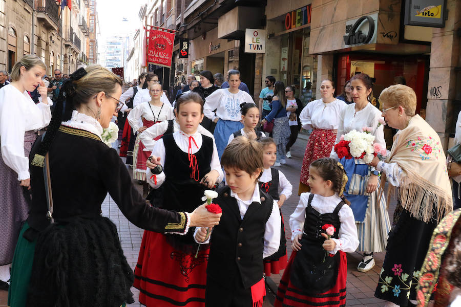 Fotos: Pasacalles y ofrenda floral a San Pedro Regalado