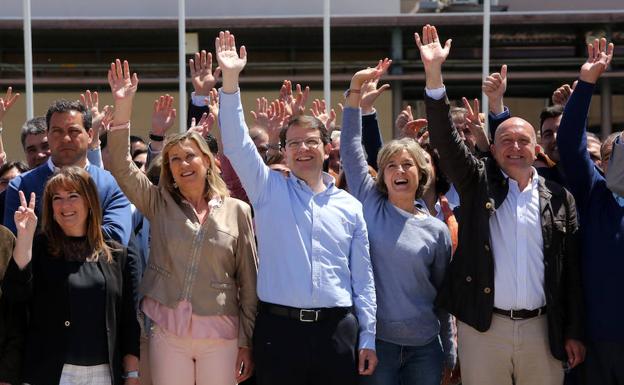 El candidato a la Presidencia de la Junta, Alfonso Fernández Mañueco, y la candidata a la Alcaldía de Valladolid, Pilar del Olmo, junto al presidente del PP vallsoletano, Jesús Julio Carnero, e Isabel García Tejerina, tras la clausura de un acto con candidatos municipales en Valladolid. 