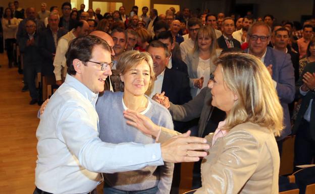 Pilar del Olmo saluda a Alfonso Fernández Mañueco e Isabel García Tejerina. 