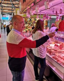 Imagen secundaria 2 - Casetas del PP y PSOE y Martín Fernández Antolín, de Ciudadanos, en el mercado del Val. 