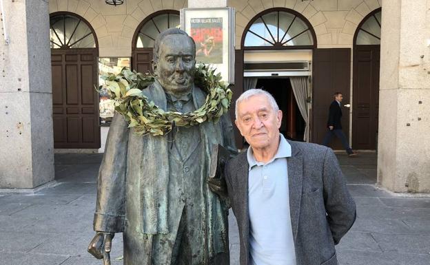 Ismael Peña posa junto a la estatua de Antonio Machado en la Plaza Mayor. 