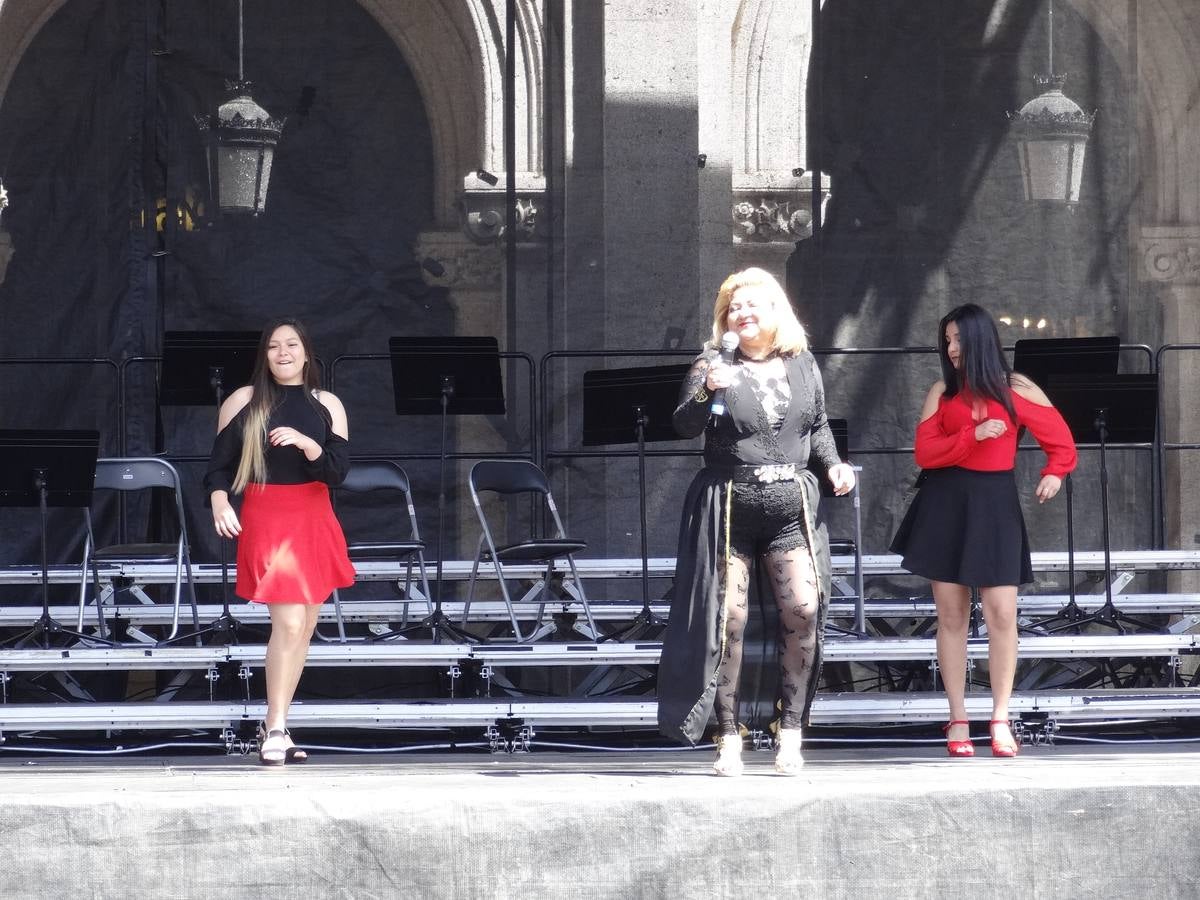 Fotos: Danzas latinas en la Plaza Mayor de Valladolid