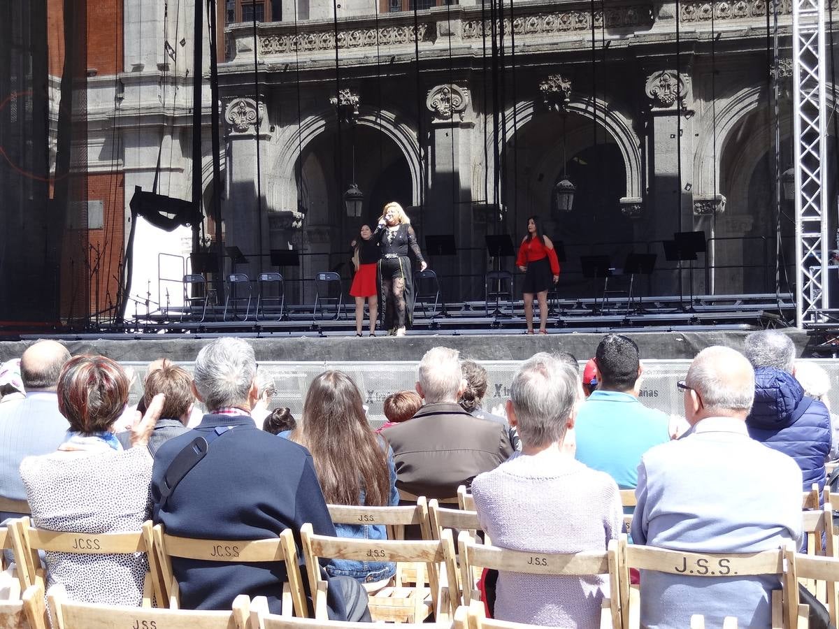 Fotos: Danzas latinas en la Plaza Mayor de Valladolid
