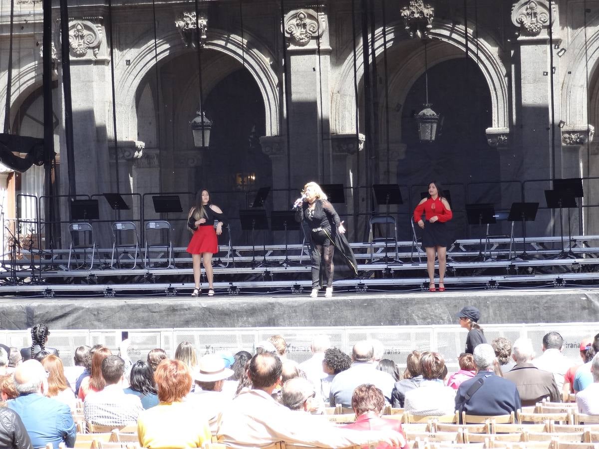 Fotos: Danzas latinas en la Plaza Mayor de Valladolid