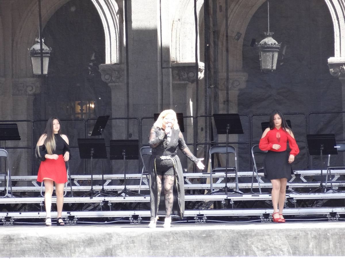 Fotos: Danzas latinas en la Plaza Mayor de Valladolid