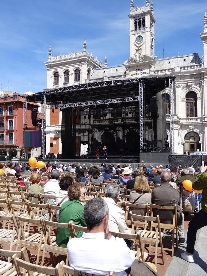 Fotos: Danzas latinas en la Plaza Mayor de Valladolid