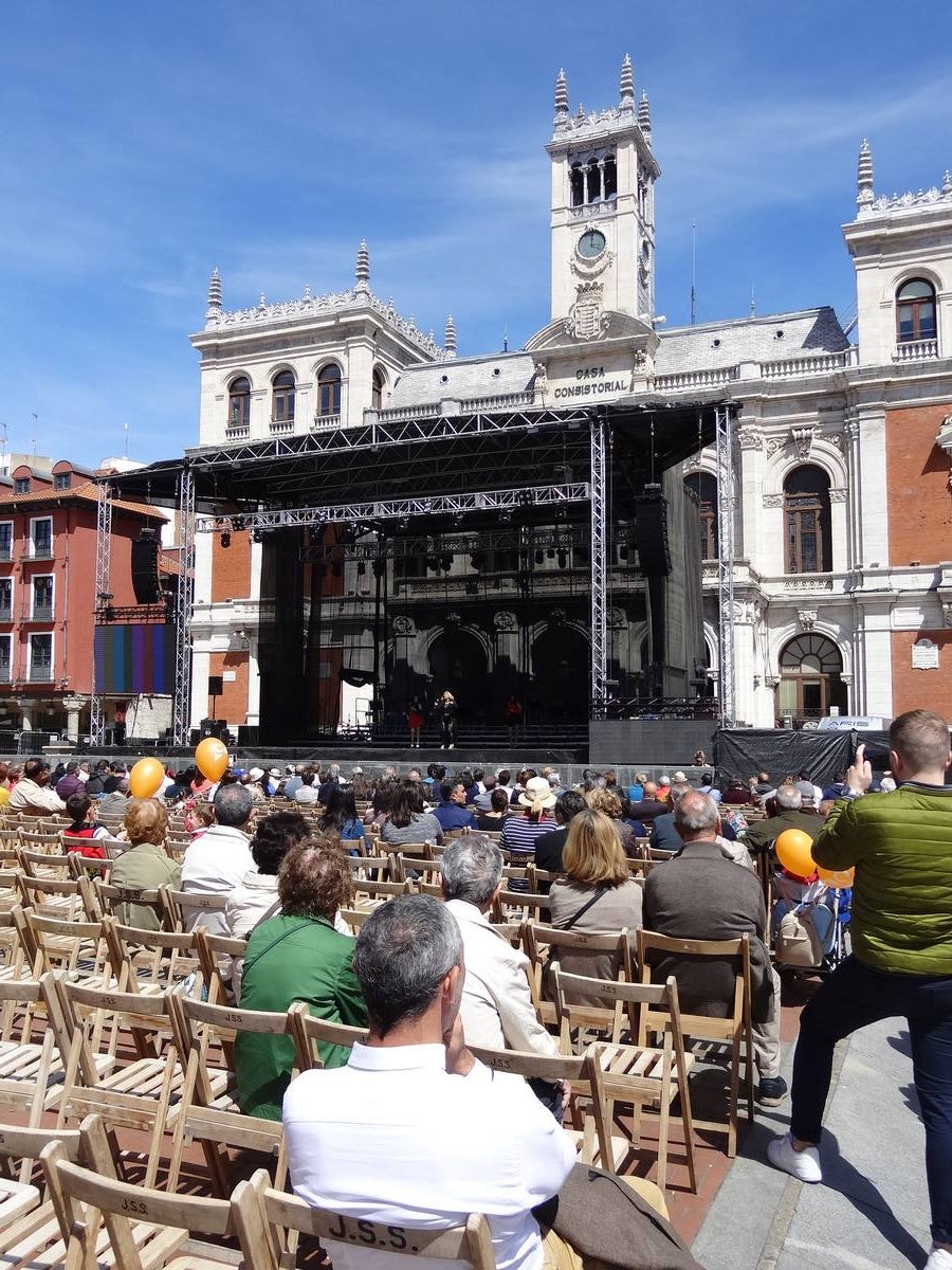 Fotos: Danzas latinas en la Plaza Mayor de Valladolid