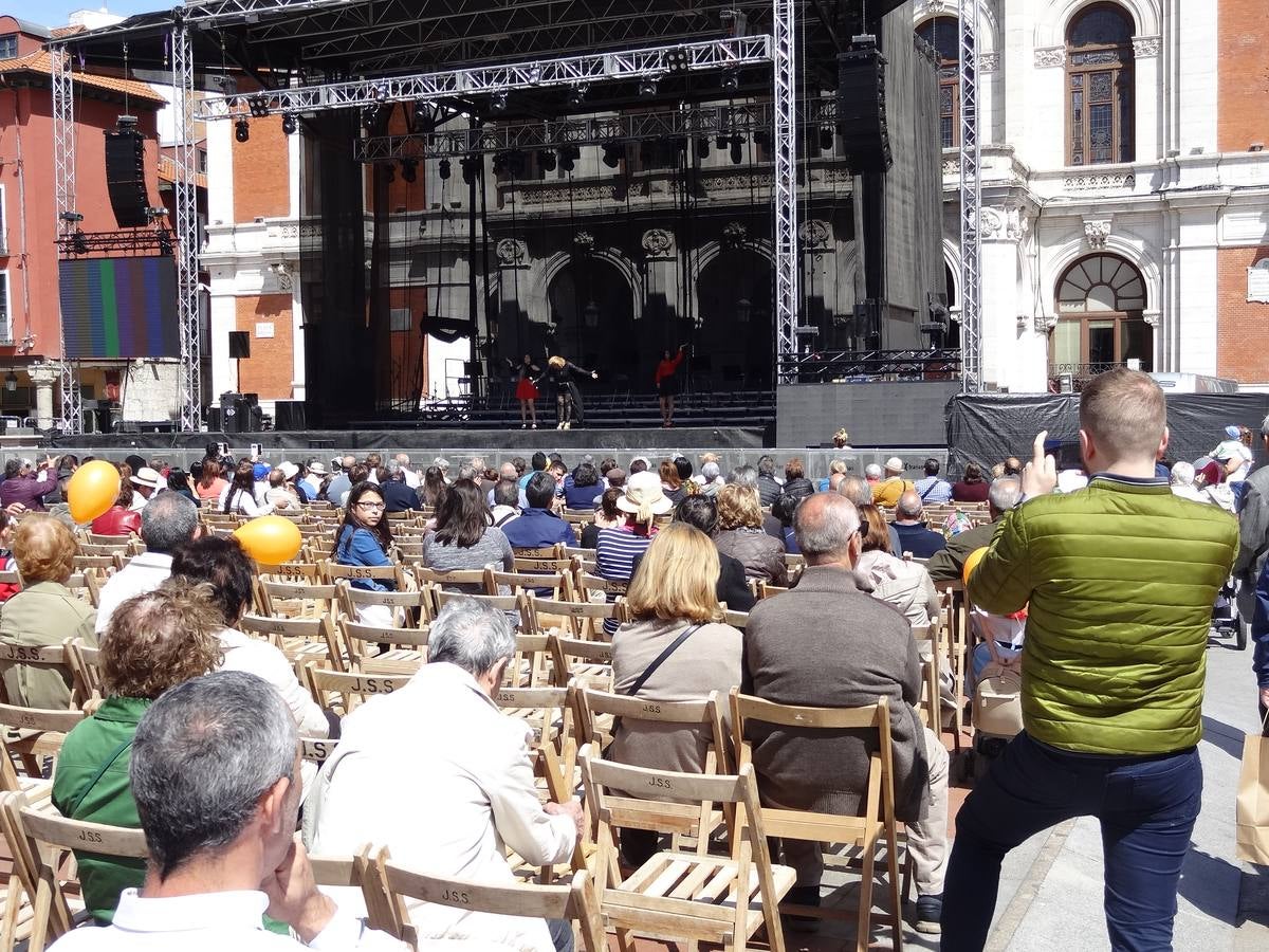 Fotos: Danzas latinas en la Plaza Mayor de Valladolid