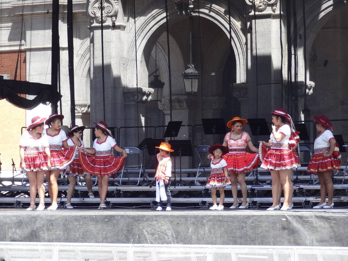 Fotos: Danzas latinas en la Plaza Mayor de Valladolid