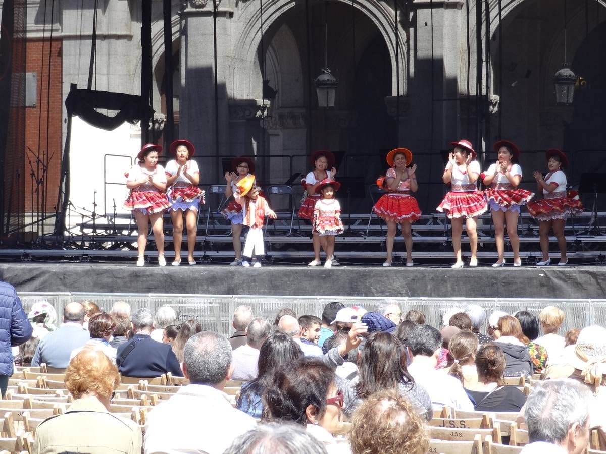 Fotos: Danzas latinas en la Plaza Mayor de Valladolid