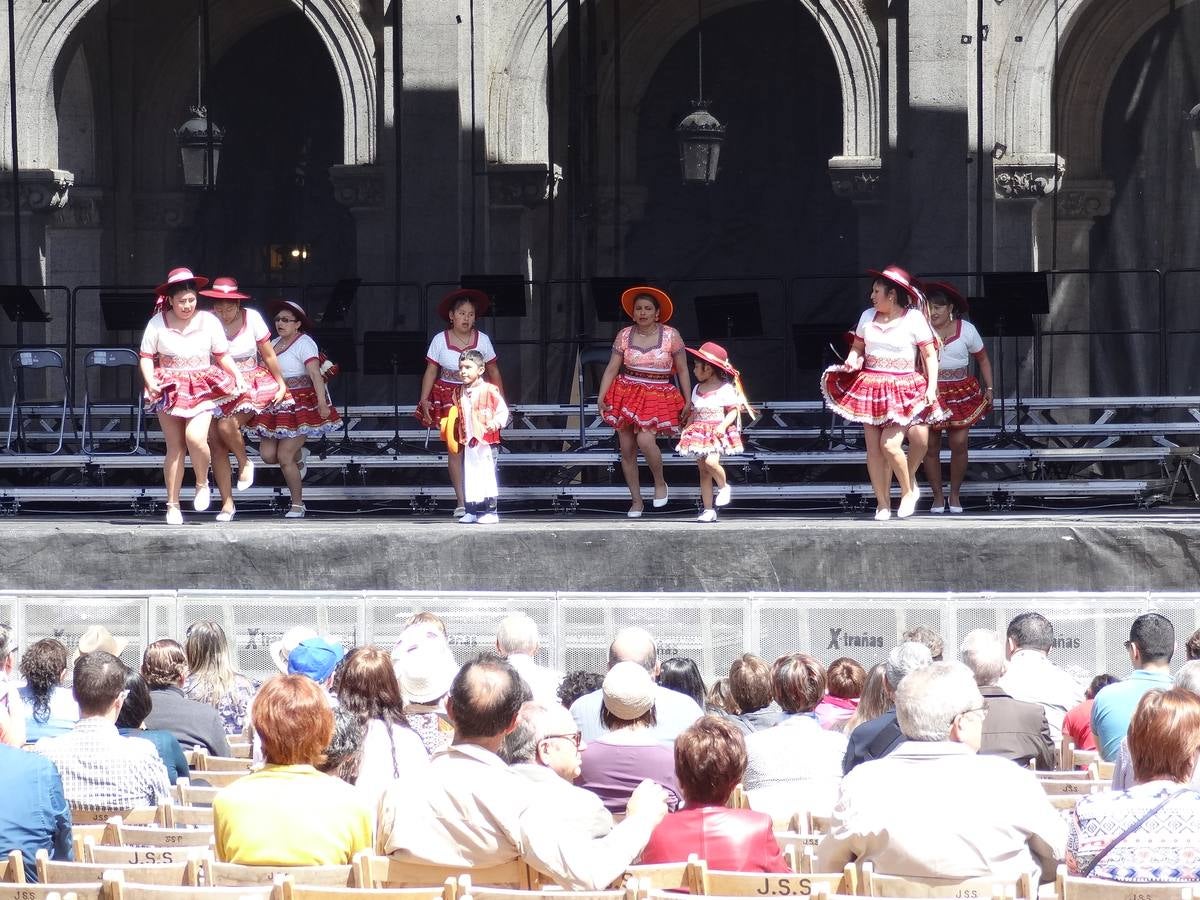 Fotos: Danzas latinas en la Plaza Mayor de Valladolid