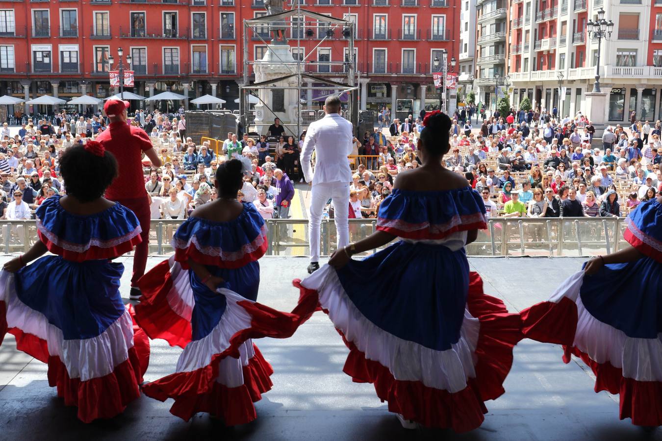 Fotos: Danzas latinas en la Plaza Mayor de Valladolid