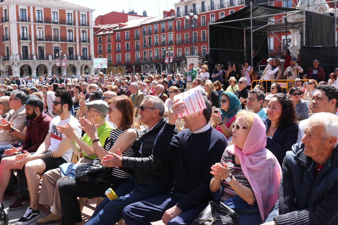 Fotos: Danzas latinas en la Plaza Mayor de Valladolid