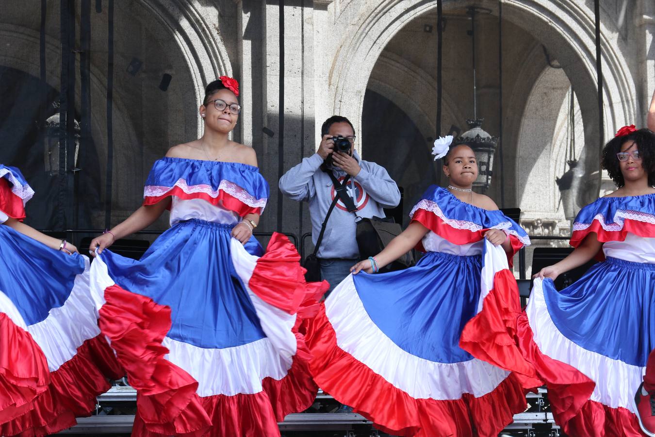 Fotos: Danzas latinas en la Plaza Mayor de Valladolid