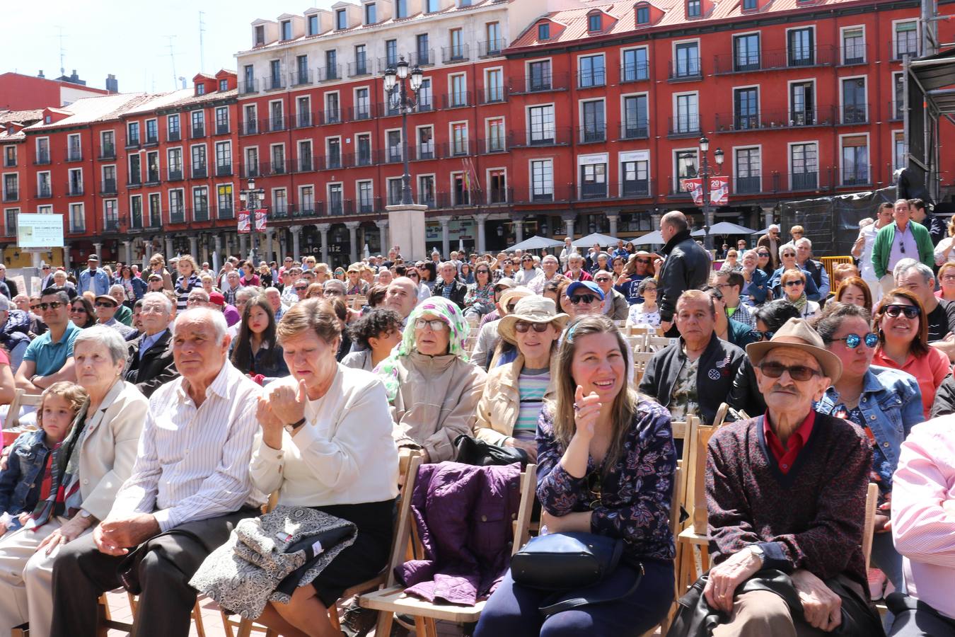 Fotos: Danzas latinas en la Plaza Mayor de Valladolid