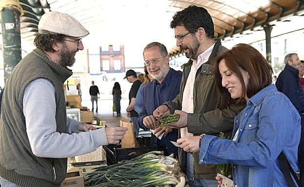 Los candidatos de Toma la Palabra, en el mercado ecológico de la plaza de España. 