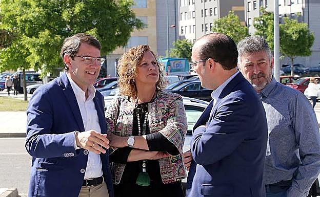 Alfonso Fernández Mañueco, su esposa, Fina, y el candidato a la alcaldía de Ponferrada, Marco Morala. 