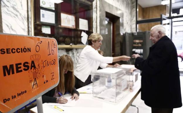 Votación en una mesa de la capital salmantina.