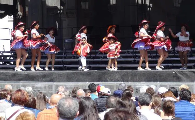 Bailes tradicionales bolivianos sobre el escenario de la Plaza Mayor.