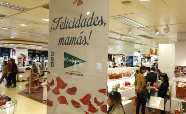 El Centro comercial El Corte Ingles durante el Dia de la Madre. 