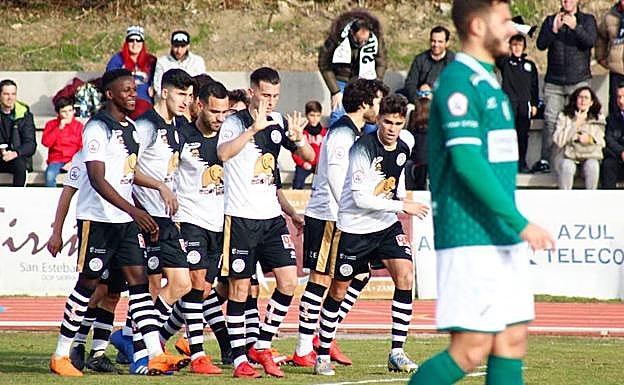 Los jugadores de Unionistas celebran su gol ante el Coruxo.