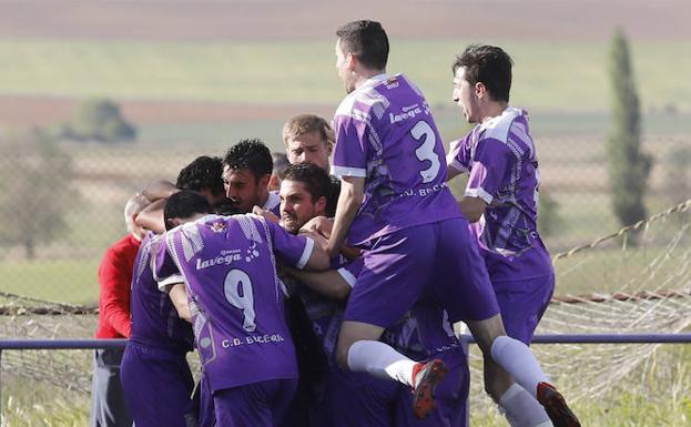 Los jugadores del Becerril celebran el gol de Pelayo. 
